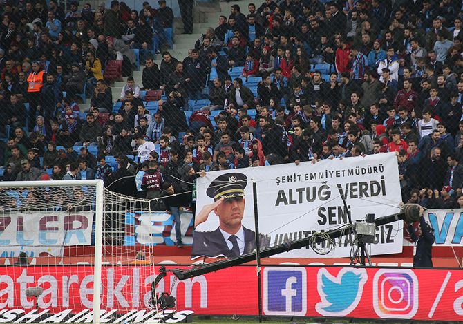 trabzonsporlu-taraftarlar-sehit-rize-emniyet-muduru-altug-verdi’yi-unutmadi-001.jpg