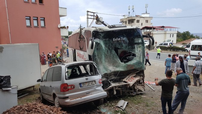 trabzonun-akcaabat-ilcesinde-meydana-gelen-trafik-kazasinda-karsi-seride-gecen-otomobil,-tur-otobusuyle-carpisti-(1).jpg