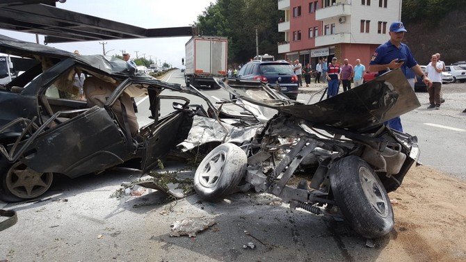trabzonun-akcaabat-ilcesinde-meydana-gelen-trafik-kazasinda-karsi-seride-gecen-otomobil,-tur-otobusuyle-carpisti-(10).jpg