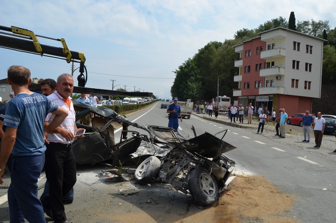 trabzonun-akcaabat-ilcesinde-meydana-gelen-trafik-kazasinda-karsi-seride-gecen-otomobil,-tur-otobusuyle-carpisti-(14).jpg