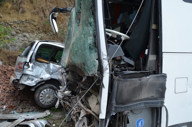 trabzonun-akcaabat-ilcesinde-meydana-gelen-trafik-kazasinda-karsi-seride-gecen-otomobil,-tur-otobusuyle-carpisti-(18).jpg