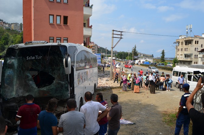 trabzonun-akcaabat-ilcesinde-meydana-gelen-trafik-kazasinda-karsi-seride-gecen-otomobil,-tur-otobusuyle-carpisti-(19).jpg