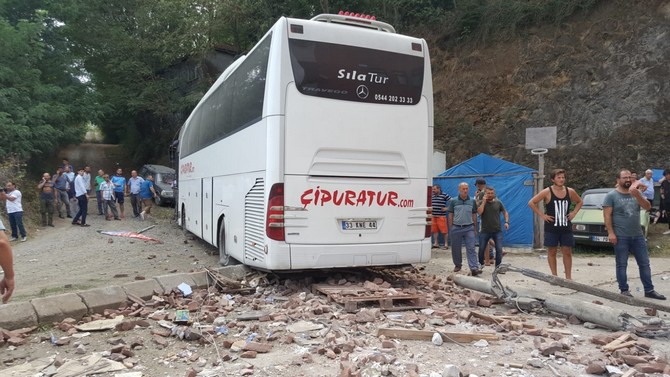 trabzonun-akcaabat-ilcesinde-meydana-gelen-trafik-kazasinda-karsi-seride-gecen-otomobil,-tur-otobusuyle-carpisti-(3).jpg