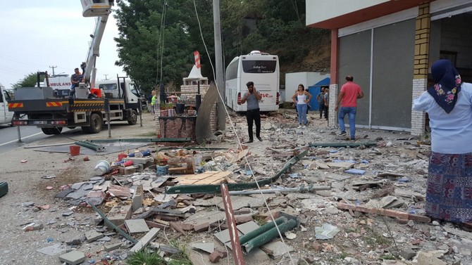 trabzonun-akcaabat-ilcesinde-meydana-gelen-trafik-kazasinda-karsi-seride-gecen-otomobil,-tur-otobusuyle-carpisti-(4).jpg