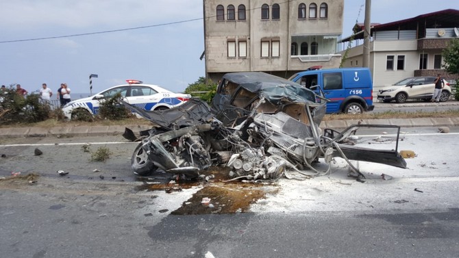 trabzonun-akcaabat-ilcesinde-meydana-gelen-trafik-kazasinda-karsi-seride-gecen-otomobil,-tur-otobusuyle-carpisti-(6).jpg