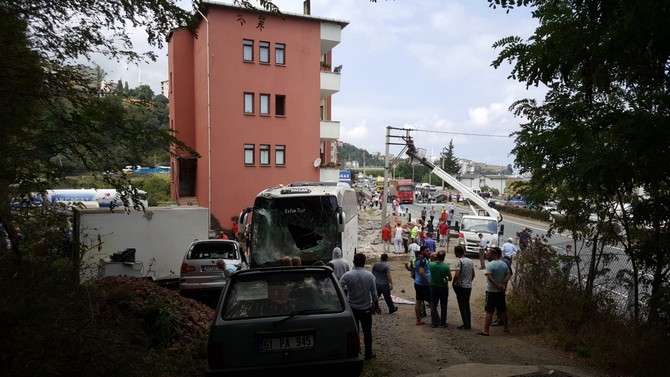 trabzonun-akcaabat-ilcesinde-meydana-gelen-trafik-kazasinda-karsi-seride-gecen-otomobil,-tur-otobusuyle-carpisti-(7).jpg