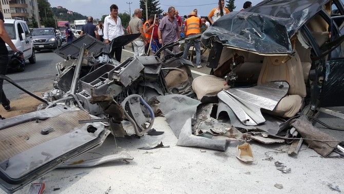 trabzonun-akcaabat-ilcesinde-meydana-gelen-trafik-kazasinda-karsi-seride-gecen-otomobil,-tur-otobusuyle-carpisti-(8).jpg
