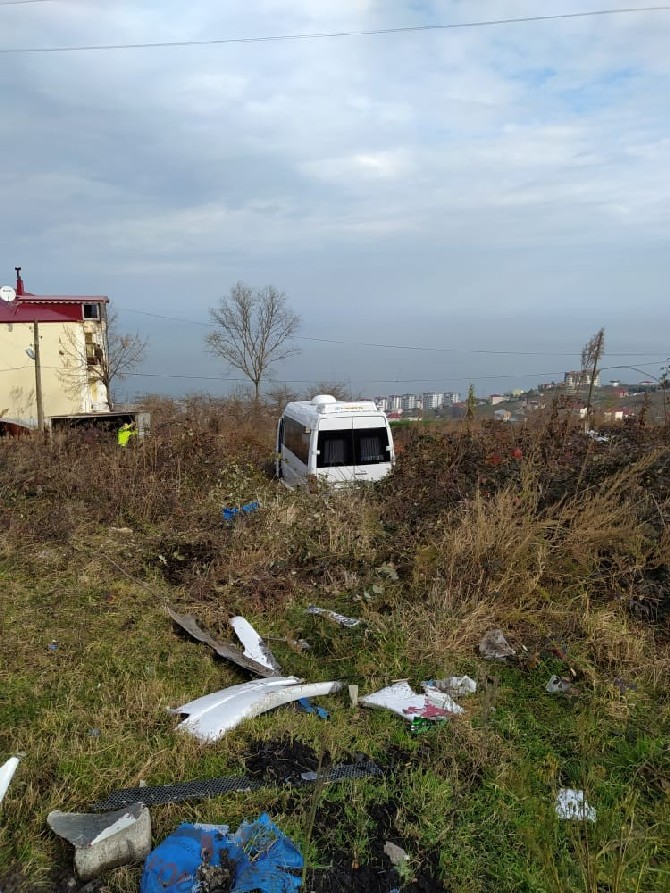 trabzonun-akcaabat-ilcesindeki-yildizli-mahallesinde-freni-bosalan-minibus-faciaya-yol-aciyordu.-panikleyen-yolcular-minibusten-atlayarak-kurtuldu-(4).jpg