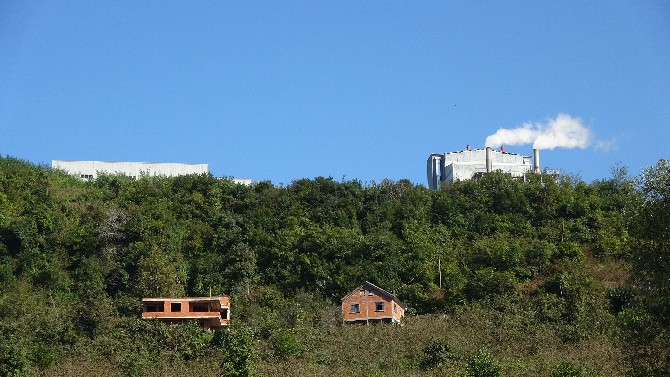 trabzonun-arakli-ilcesi-tasonu-mahallesindeki-kati-atik-entegre-ve-bertaraf-tesisinde-vahsi-depolama-yapildigi-iddia-eden-yore-halki-tesisi-protesto-etti-6.jpg