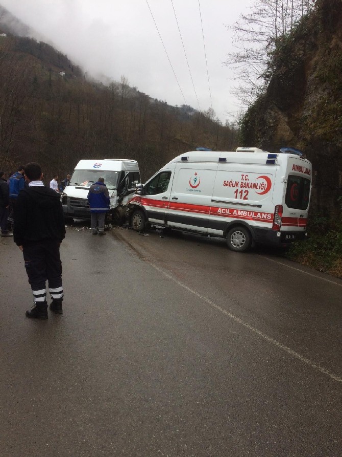 trabzonun-arakli-ilcesinde-ambulans-ve-hasta-tasiyan-minibusun-carpismasi-sonucu-7-kisi-yaralandi-(1).jpg