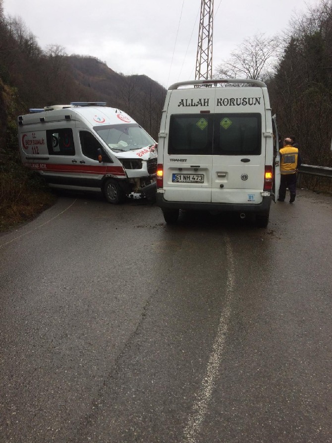trabzonun-arakli-ilcesinde-ambulans-ve-hasta-tasiyan-minibusun-carpismasi-sonucu-7-kisi-yaralandi-(2).jpg