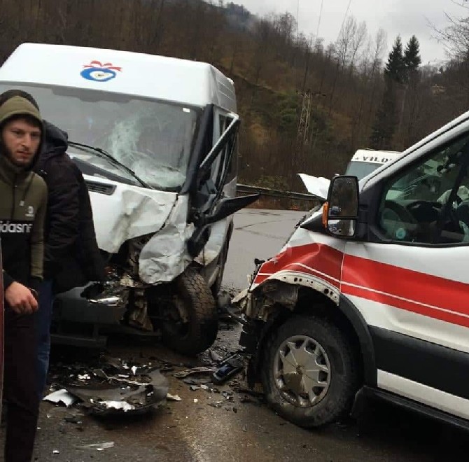 trabzonun-arakli-ilcesinde-ambulans-ve-hasta-tasiyan-minibusun-carpismasi-sonucu-7-kisi-yaralandi-(3).jpg