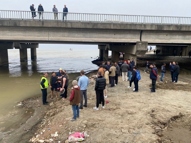 trabzonun-arakli-ilcesinde-kopruden-dereye-duserek-denize-suruklenen-11-yasindaki-bilgehan-kucukun-cansiz-bedenine-ulasildi-4.jpg
