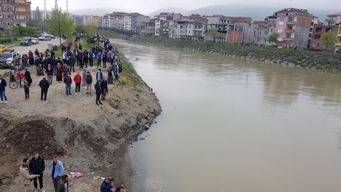 trabzonun-arakli-ilcesinde-kopruden-dereye-duserek-denize-suruklenen-11-yasindaki-bilgehan-kucukun-cansiz-bedenine-ulasildi-5.jpg