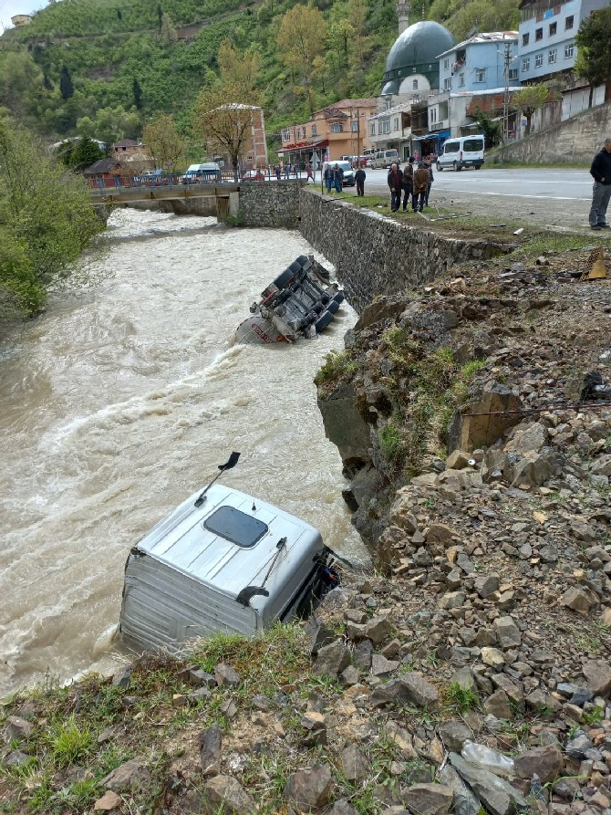trabzonun-arakli-ilcesinde-lastigi-patlayan-akaryakit-yuklu-bir-tanker-kontrolden-cikarak-karadere-deresine-yuvarlandi-kazada-tanker-surucusu-yaralandi-1.jpg