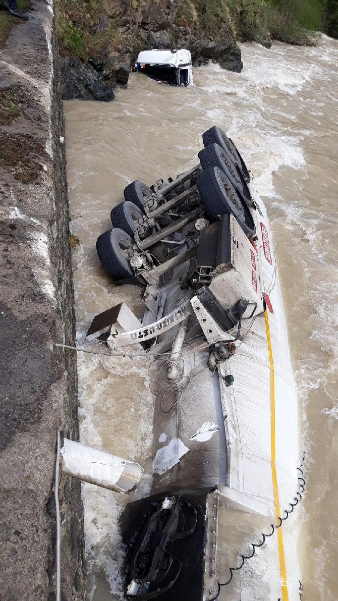 trabzonun-arakli-ilcesinde-lastigi-patlayan-akaryakit-yuklu-bir-tanker-kontrolden-cikarak-karadere-deresine-yuvarlandi-kazada-tanker-surucusu-yaralandi-3.jpg