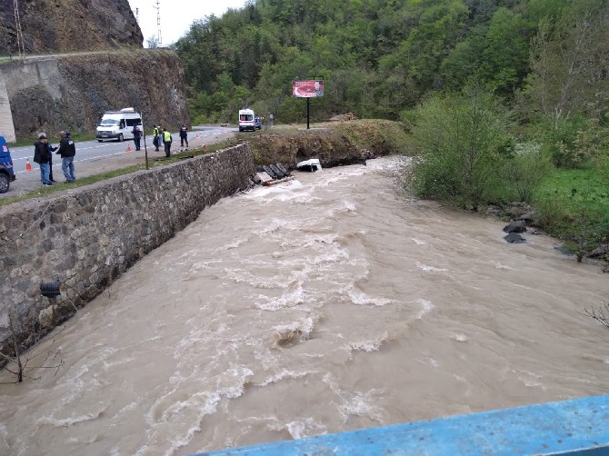 trabzonun-arakli-ilcesinde-lastigi-patlayan-akaryakit-yuklu-bir-tanker-kontrolden-cikarak-karadere-deresine-yuvarlandi-kazada-tanker-surucusu-yaralandi-4.jpg