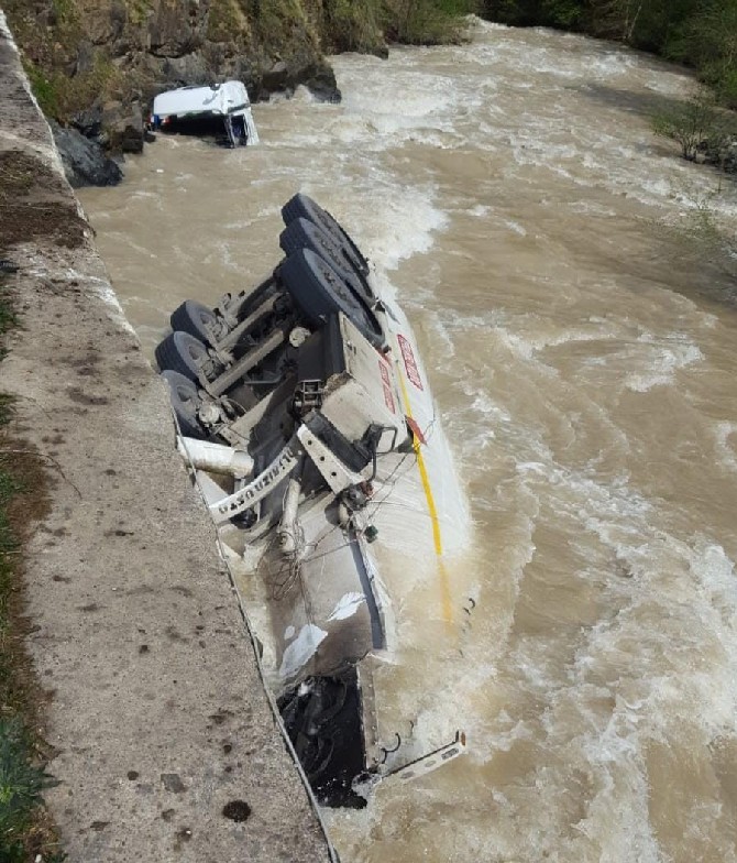 trabzonun-arakli-ilcesinde-lastigi-patlayan-akaryakit-yuklu-bir-tanker-kontrolden-cikarak-karadere-deresine-yuvarlandi-kazada-tanker-surucusu-yaralandi-5.jpg