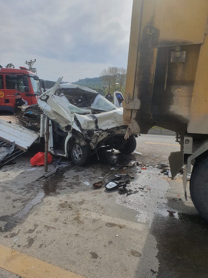 trabzonun-arakli-ilcesinde-meydana-gelen-trafik-kazasinda-trafik-isiklarinda-bekleyen-rize-plakali-kamyona-arkadan-carpan-kamyonet-surucusu-agir-yaralanirken-esi-ise-hayatini-kaybetti-1.jpg