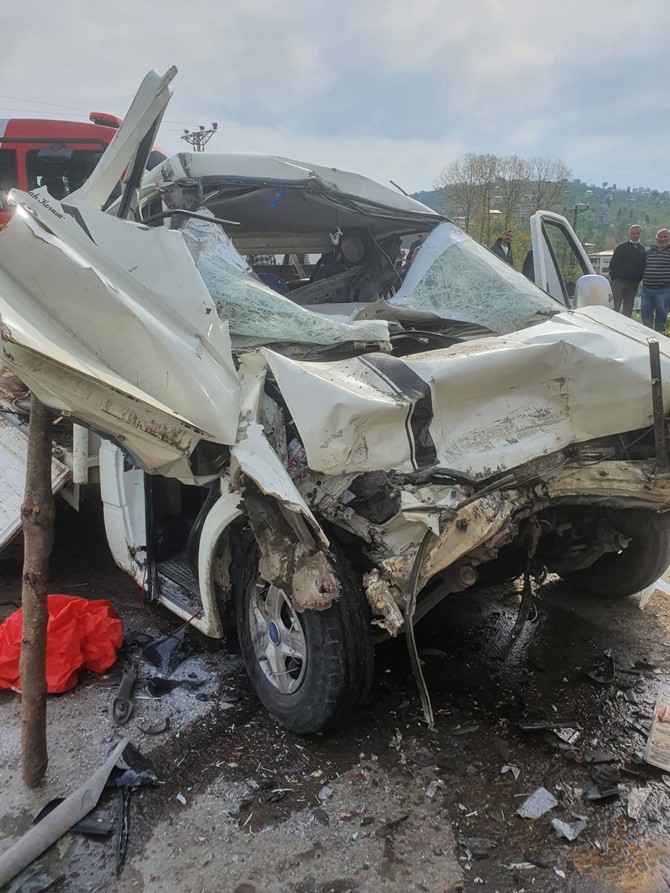 trabzonun-arakli-ilcesinde-meydana-gelen-trafik-kazasinda-trafik-isiklarinda-bekleyen-rize-plakali-kamyona-arkadan-carpan-kamyonet-surucusu-agir-yaralanirken-esi-ise-hayatini-kaybetti-3.jpg