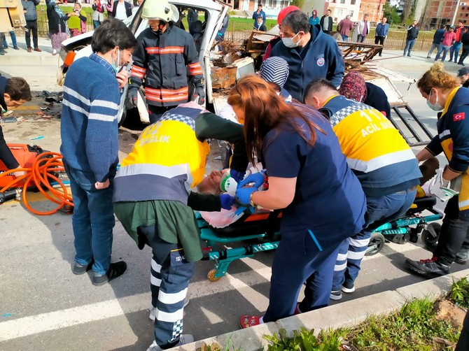 trabzonun-arakli-ilcesinde-meydana-gelen-trafik-kazasinda-trafik-isiklarinda-bekleyen-rize-plakali-kamyona-arkadan-carpan-kamyonet-surucusu-agir-yaralanirken-esi-ise-hayatini-kaybetti-4.jpg