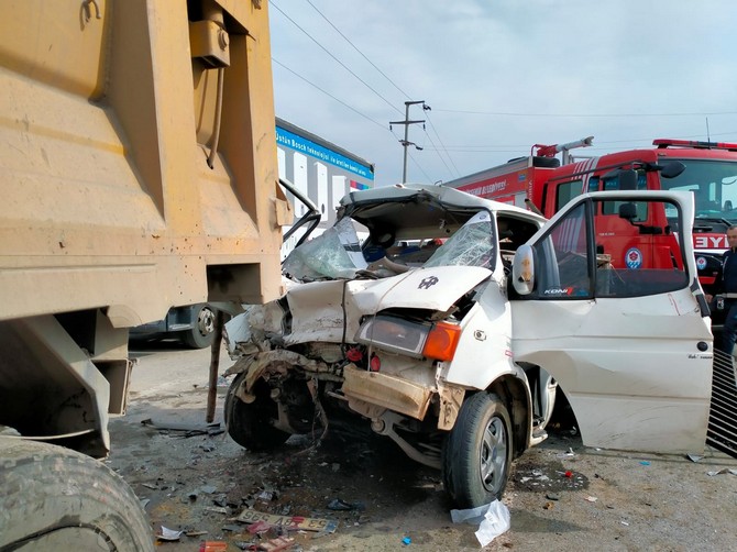 trabzonun-arakli-ilcesinde-meydana-gelen-trafik-kazasinda-trafik-isiklarinda-bekleyen-rize-plakali-kamyona-arkadan-carpan-kamyonet-surucusu-agir-yaralanirken-esi-ise-hayatini-kaybetti-6.jpg