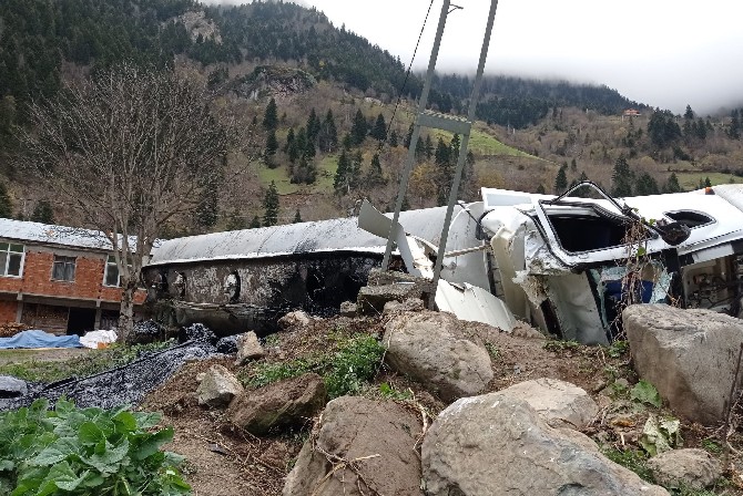 trabzonun-arakli-ilcesinde-zift-yuklu-tankerin-kaza-yapmasi-sonucu-2-kisi-yaralandi-5.jpg