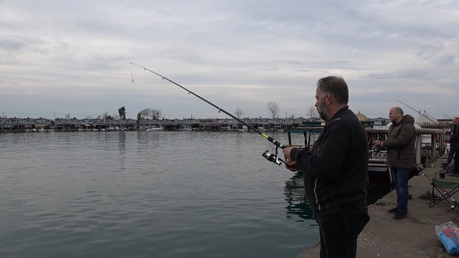 trabzonun-arsin-ilcesi-aciklarindaki-balik-kafeslerinin-firtina-nedeniyle-yirtilmasi-sonucu-kafesten-kacan-somonlar-arsin-ilcesine-60-km-mesafedeki-rizede-olta-balikcilari-tarafindan-tutuluyor-3.jpg