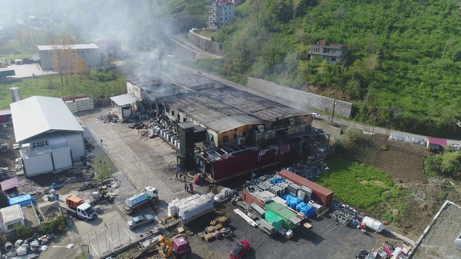 trabzonun-carsibasi-ilcesinde-dun-aksam-balik-isleme-fabrikasinin-soguk-hava-deposunda-cikan-yanginin-hasari-gun-agarinca-ortaya-cikti-(3).jpg