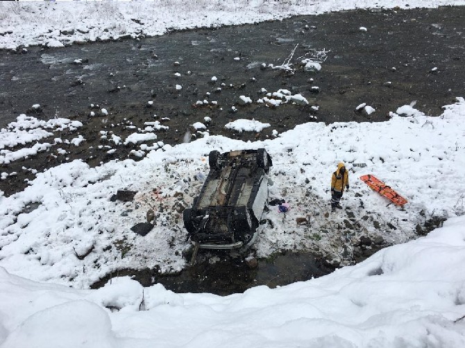 trabzonun-caykara-ilcesinde-otomobilin-dereye-yuvarlandigi-kazada-surucu-hayatini-kaybetti-aractaki-oglu-yaralandi-2.jpg