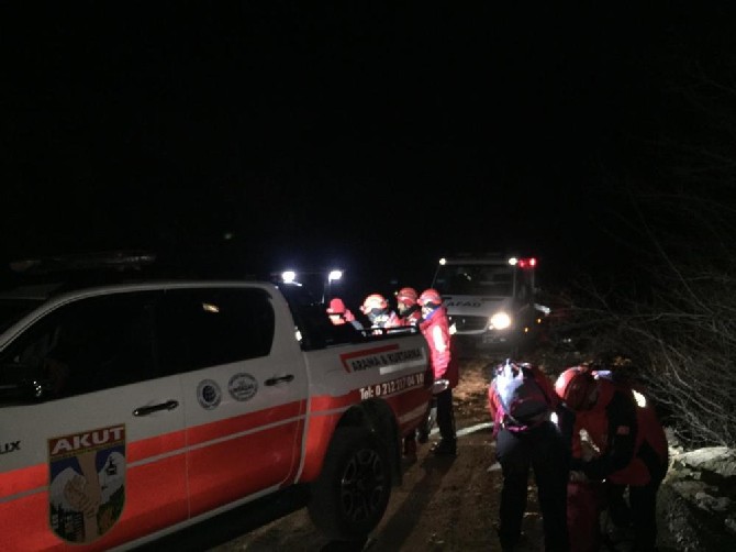 trabzonun-caykara-ilcesine-bagli-atakoy-mahallesinde-dun-sabah-ozel-araci-ile-odun-temin-etmek-amaciyla-ormanlik-alana-giden-ve-bir-daha-kendisinden-haber-alinamayan-yasli-sahsin-gecirdigi-trafik-kazasi-1.jpg