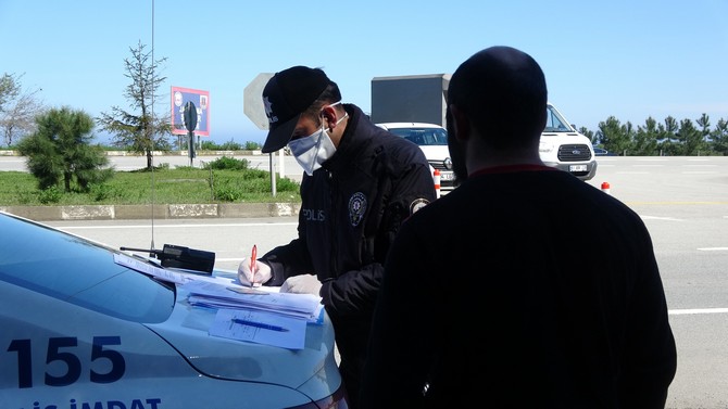 trabzonun-giris-ve-cikislarinda-yasaklar-kapsaminda-kontrol-noktalari-olusturuldu-(13).jpg