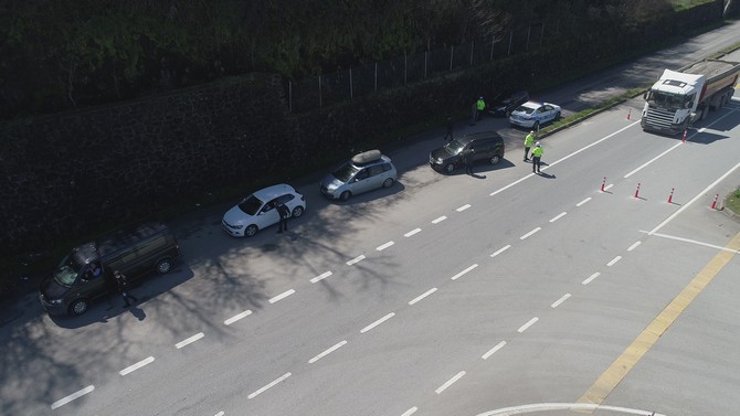 trabzonun-giris-ve-cikislarinda-yasaklar-kapsaminda-kontrol-noktalari-olusturuldu-(5).jpg