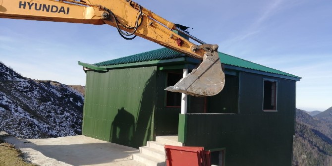 trabzonun-macka-ilcesinde-bulunan-yayladaki-5-kacak-yapi-yikildi-(1).jpg