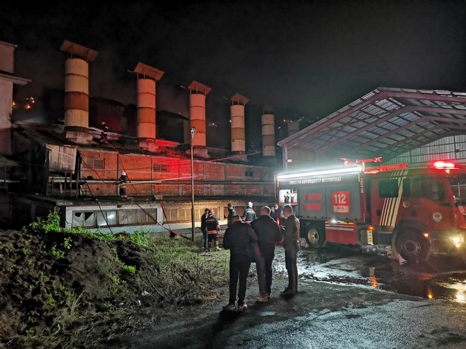 trabzonun-of-ilcesinde-bolumlu-mahallesinde-caykura-ait-fabrikada-ilk-belirlemelere-gore-cay-tozunun-bulundugu-alanda-henuz-bilinmeyen-nedenle-yangin-cikti-9.jpg
