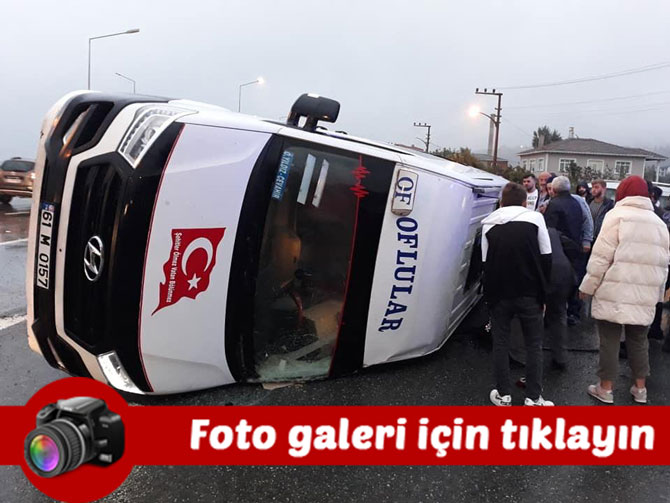 trabzonun-of-ilcesinde-rize-plakali-otomobille-yolcu-minibusunun-carpismasi-sonucu-20-kisi-yaralandi..jpg
