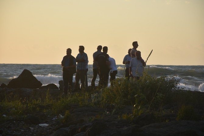 trabzonun-of-ilcesinde-serinlemek-icin-girdikleri-denizde-bogulma-tehlikesi-geciren-3-kisiden-2si-kurtarildi-kaybolan-kisiyi-arama-calismasi-devam-ediyor-11.jpg