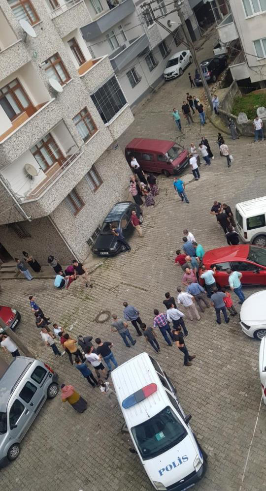 trabzonun-of-ilcesinde-sokak-ortasinda-enistesine-8-el-ates-eden-sahis-silahi-kiz-kardesine-vererek-kacti.jpg