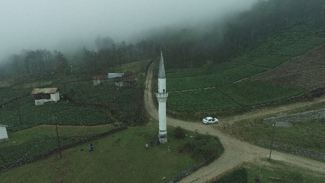 trabzonun-of-ilcesine-bagli-bolumlu-mahallesinde-23-yil-onceki-selde-yikilan-camiden-geriye-kalan-sadece-minaresi-oldu-1.jpg