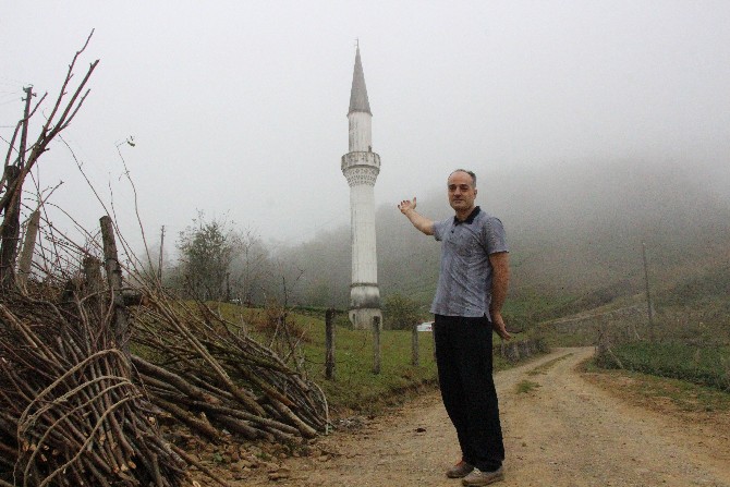 trabzonun-of-ilcesine-bagli-bolumlu-mahallesinde-23-yil-onceki-selde-yikilan-camiden-geriye-kalan-sadece-minaresi-oldu-2.jpg