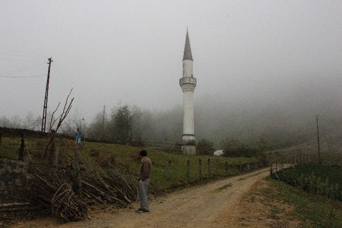 trabzonun-of-ilcesine-bagli-bolumlu-mahallesinde-23-yil-onceki-selde-yikilan-camiden-geriye-kalan-sadece-minaresi-oldu-3.jpg