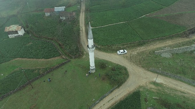 trabzonun-of-ilcesine-bagli-bolumlu-mahallesinde-23-yil-onceki-selde-yikilan-camiden-geriye-kalan-sadece-minaresi-oldu-4.jpg