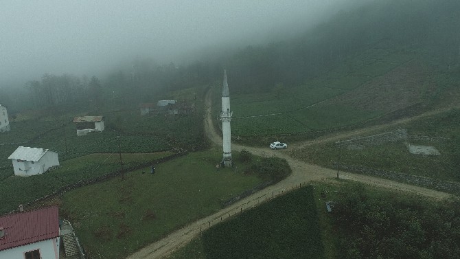trabzonun-of-ilcesine-bagli-bolumlu-mahallesinde-23-yil-onceki-selde-yikilan-camiden-geriye-kalan-sadece-minaresi-oldu-5.jpg