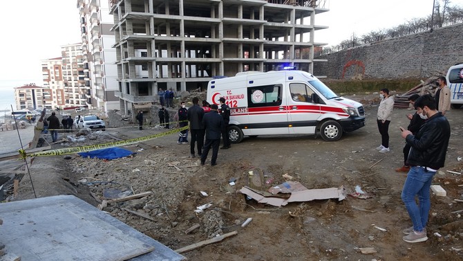 trabzonun-ortahisar-ilcesinde-bir-insaat-iscisi-calistigi-insaatin-9.-katindan-duserek-hayatini-kaybetti-(8).jpg