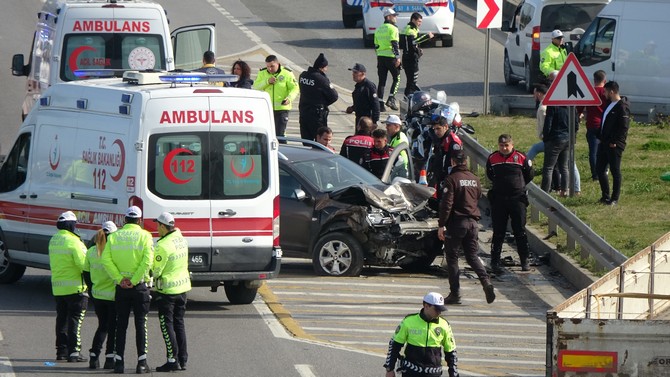 trabzonun-ortahisar-ilcesinde-bugun-meydana-gelen-trafik-kazasinda-1-kisi-oldu-4-kisi-yaralandi-4.jpg