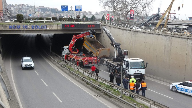trabzonun-ortahisar-ilcesinde-dalciktan-gecerken-damperi-gecidin-tavanina-takilan-kamyon-az-kalsin-faciaya-neden-oluyordu-kazada-olen-ya-da-yaralanan-olmazken-kamyonun-damperi-uzun-ugraslar-sonucu-cekici-4.jpg