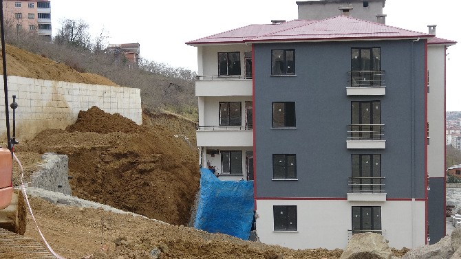 trabzonun-ortahisar-ilcesinde-dun-gece-saatlerinde-su-borusunun-patlamasi-sonucu-istinat-duvari-coktu-buyuk-bir-gurultu-ile-coken-istinat-duvari-insaat-halindeki-binanin-zarar-gormesine-neden-oldu-11.jpg