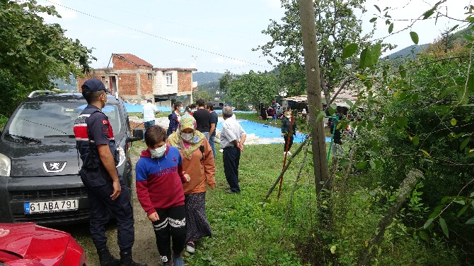 trabzonun-ortahisar-ilcesinde-dun-nerden-atildigi-belli-olmayan-maganda-kursunu-ile-hayatini-kaybeden-15-yasindaki-emir-yusa-aticinin-ailesi-ogullarinin-katilinin-bulunmasini-ve-suclularin-cezasini-cekmes-8.jpg