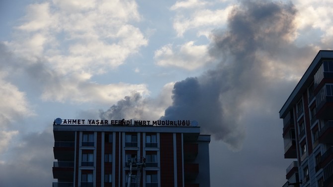 trabzonun-ortahisar-ilcesine-bagli-yalincak-mahallesinde-cok-katli-bir-ogrenci-yurdunun-catisinda-meydana-gelen-yangin-panige-neden-olurken-yanginda-olen-ya-da-yaralanan-olmamasi-yureklere-su-serpti-1.jpg