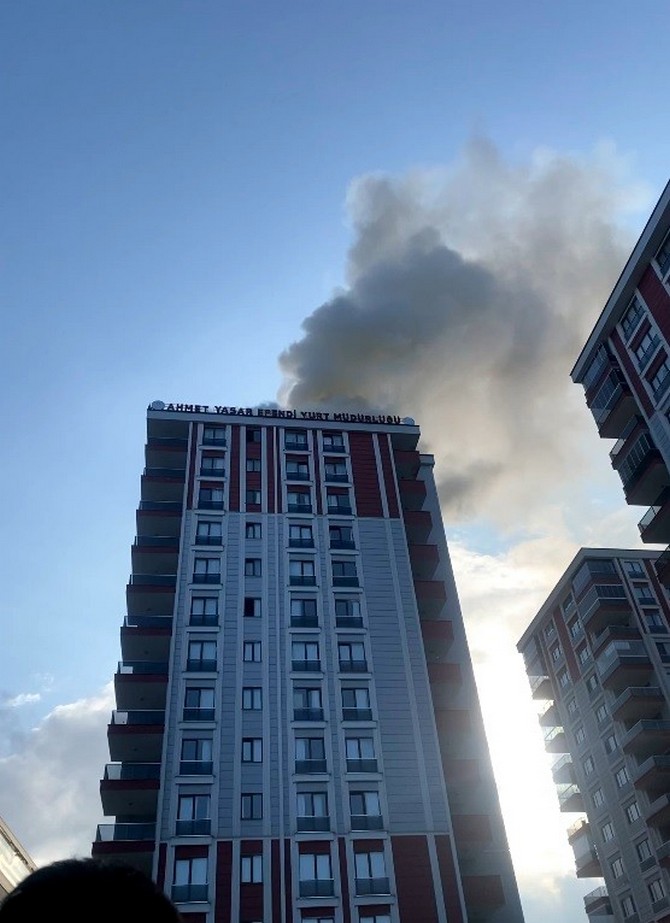 trabzonun-ortahisar-ilcesine-bagli-yalincak-mahallesinde-cok-katli-bir-ogrenci-yurdunun-catisinda-meydana-gelen-yangin-panige-neden-olurken-yanginda-olen-ya-da-yaralanan-olmamasi-yureklere-su-serpti-11.jpg